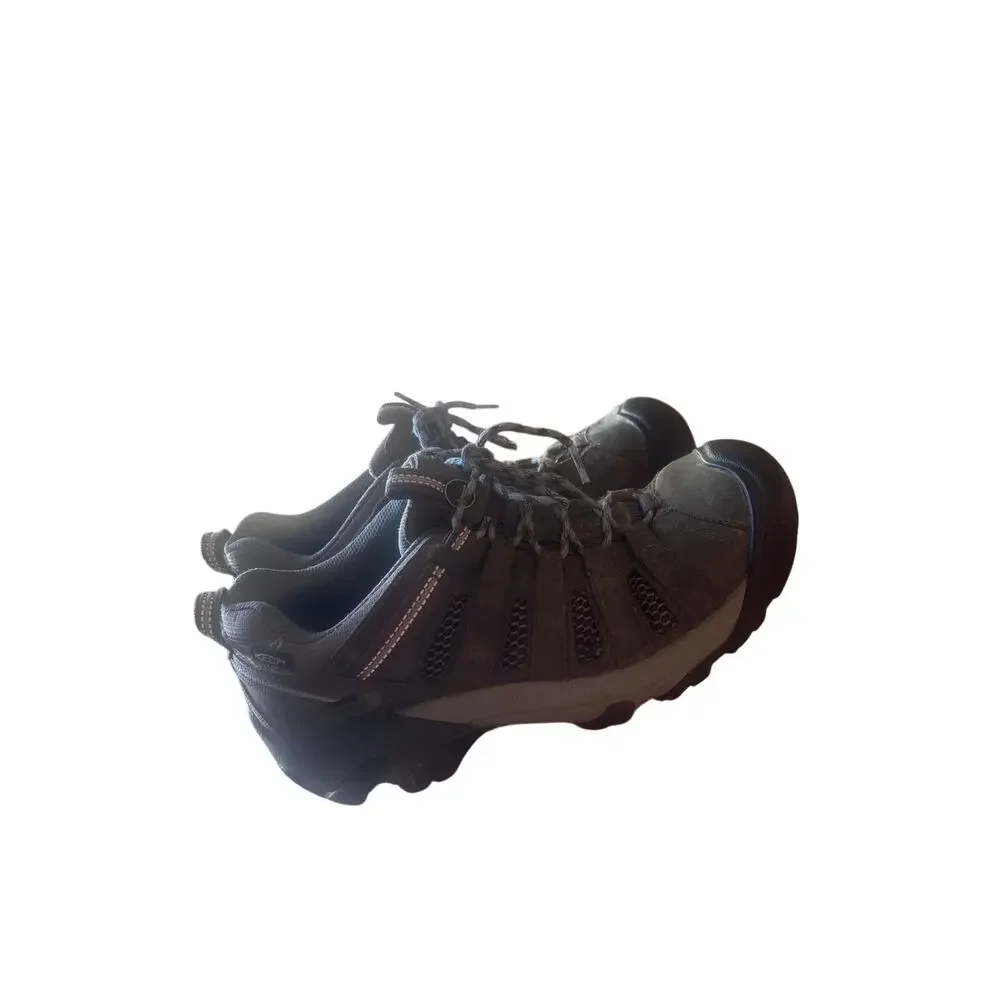 Woman’s Keen hiking shows size 9 in great condition lots of life left